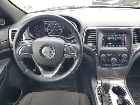 Used 2018 Jeep Grand Cherokee Laredo image 24