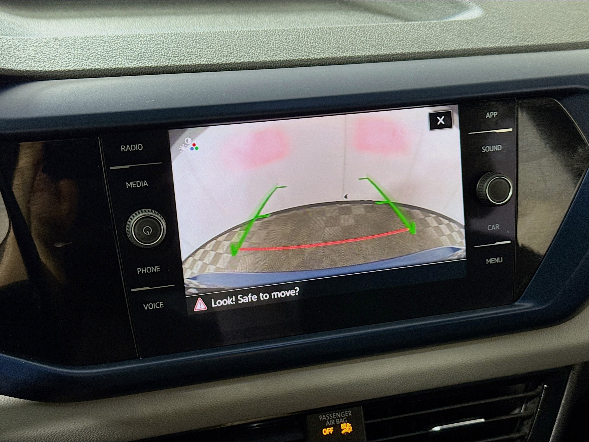 Used 2023 Volkswagen Taos SE w/ Panoramic Sunroof Package FWD image 3