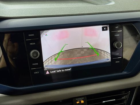 Used 2023 Volkswagen Taos SE w/ Panoramic Sunroof Package FWD image 3