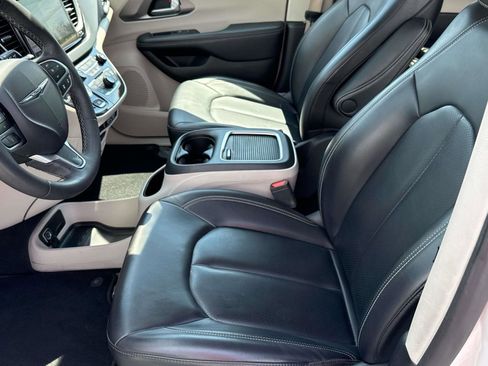 Used 2023 Chrysler Pacifica Touring-L FWD image 15