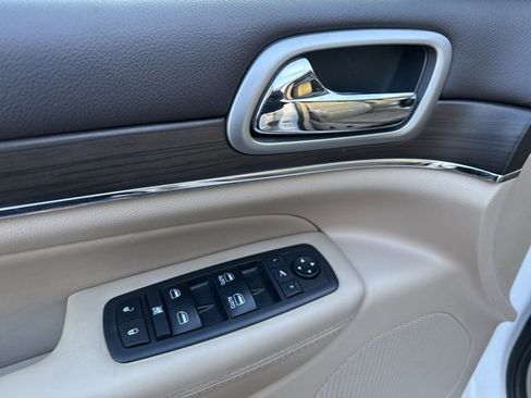 Used 2018 Jeep Grand Cherokee Overland w/ Jeep Active Safety Group image 21