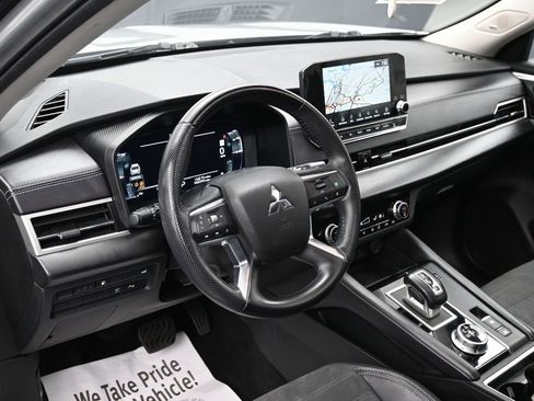 Used 2023 Mitsubishi Outlander SE image 16