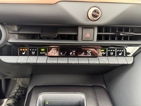 Certified 2025 Toyota Crown Signia image 20