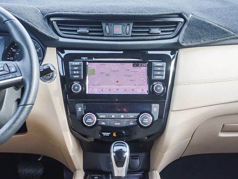 Used 2020 Nissan Rogue SL image 12