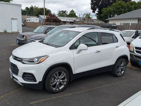 Used 2019 Chevrolet Trax LT w/ LT Convenience Package FWD image 2