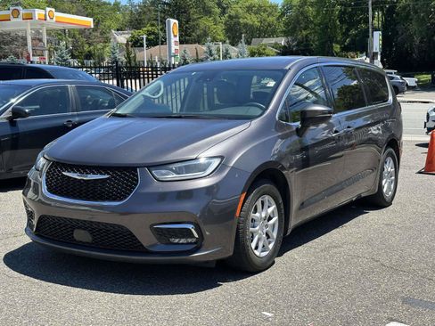 Used 2023 Chrysler Pacifica Touring-L FWD image 6