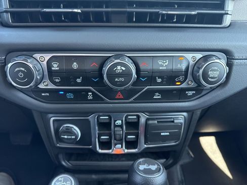 Used 2025 Jeep Wrangler Unlimited Sahara image 18