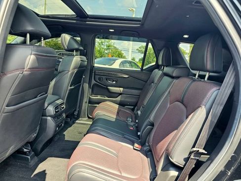 Used 2025 Honda Pilot Black Edition image 23