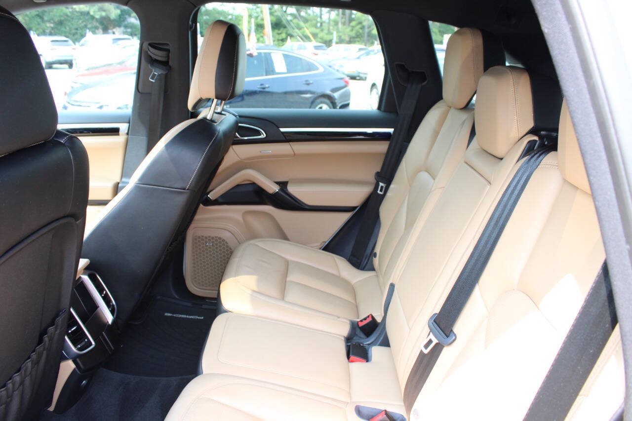 Used 2018 Porsche Cayenne Platinum Edition AWD/4WD image 22
