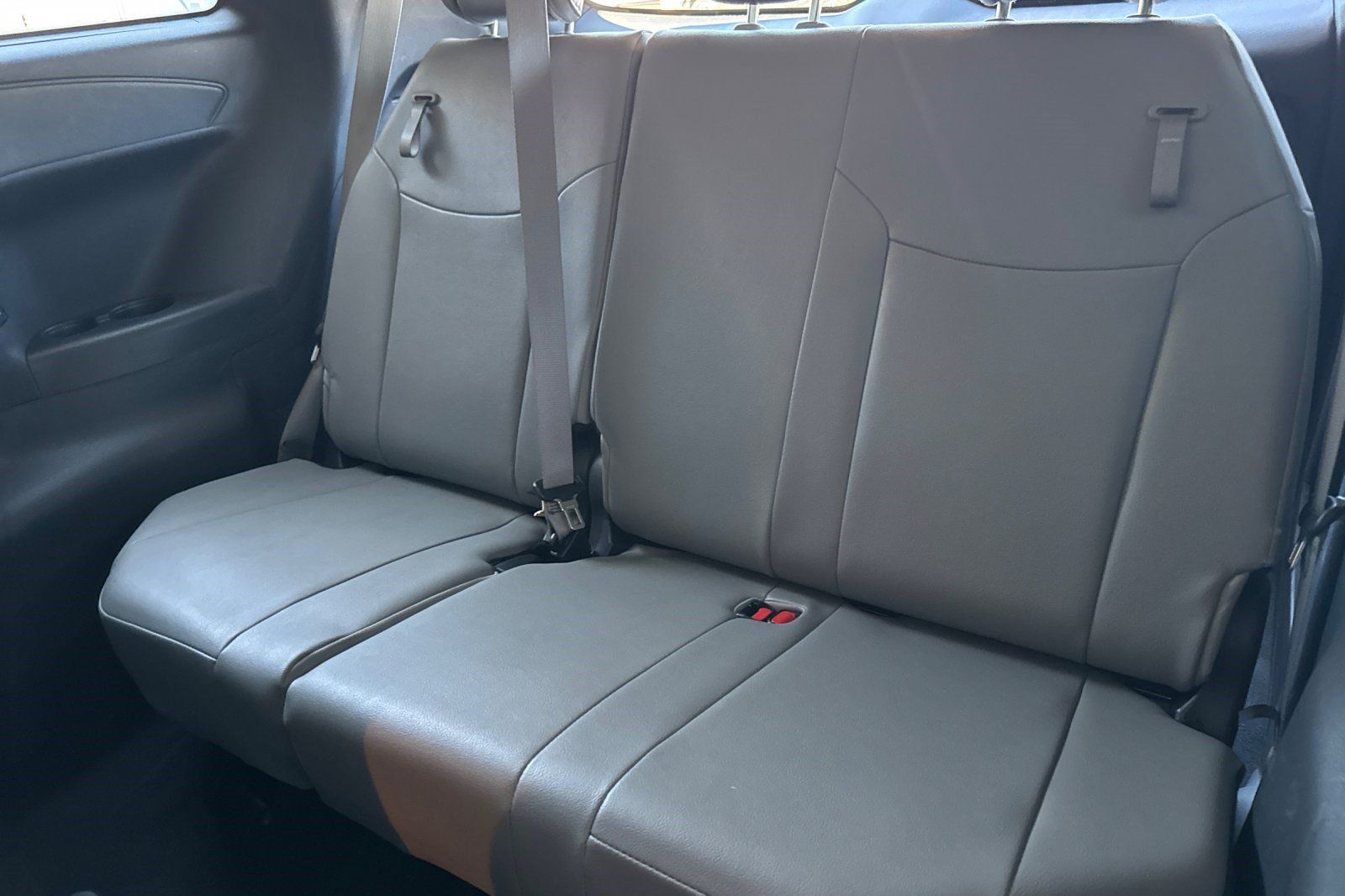Used 2025 Toyota Sienna XLE FWD image 34