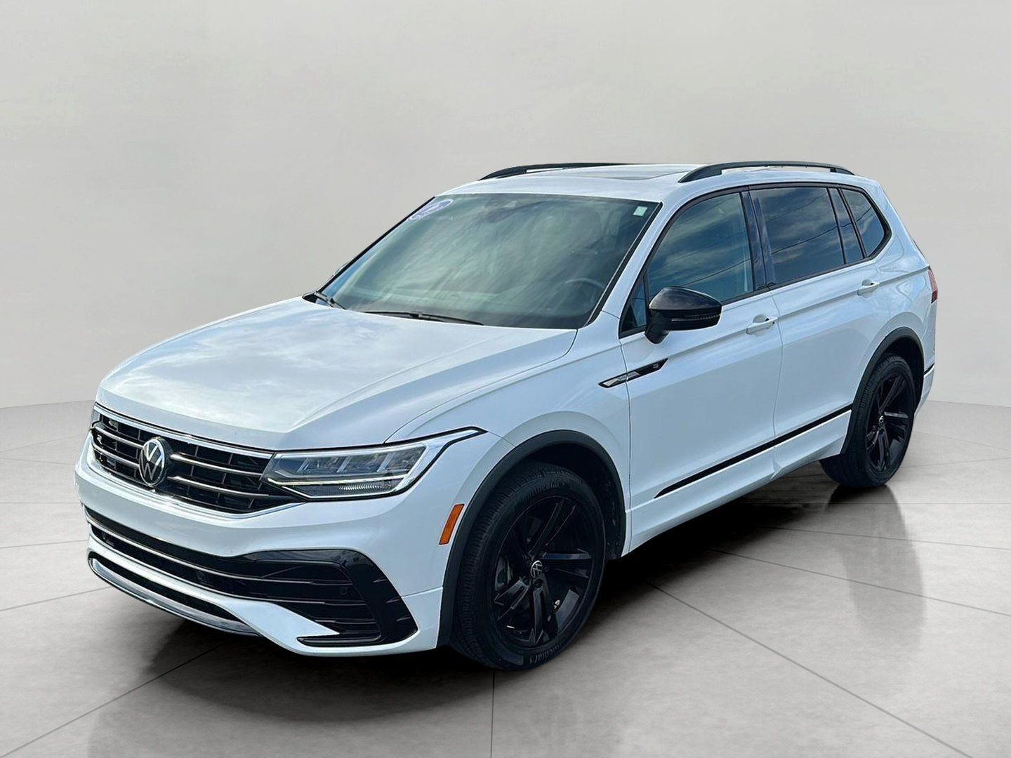 Used 2023 Volkswagen Tiguan SE R-Line FWD image 3