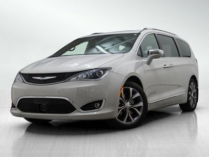 Used 2020 Chrysler Pacifica Limited w/ Tire & Wheel Group