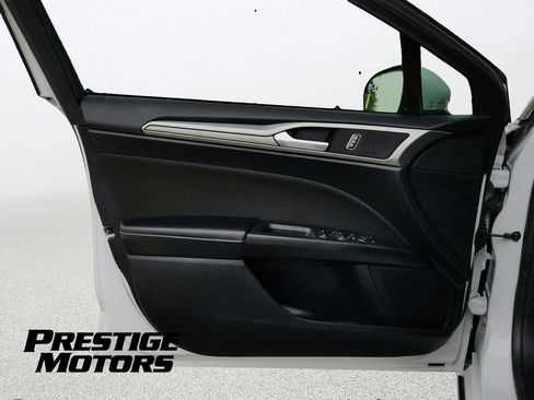 Used 2018 Ford Fusion SE FWD image 14