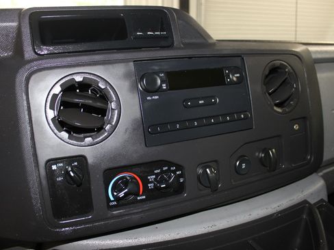 Used 2014 Ford E-150 and Econoline 150 RWD image 13