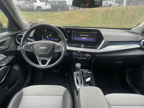Used 2025 Chevrolet Trax LT w/ LT Convenience Package FWD image 14