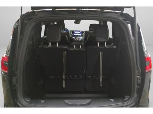 Used 2025 Chrysler Pacifica Select image 23
