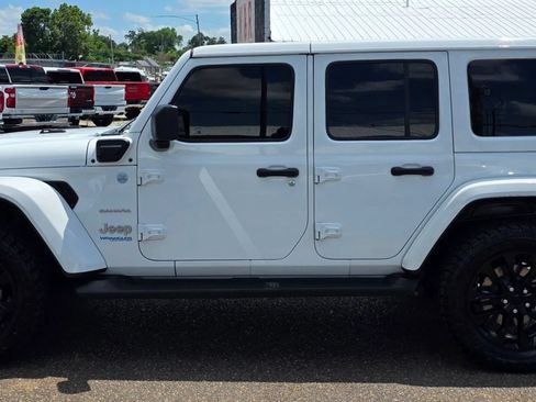 Used 2021 Jeep Wrangler Unlimited Sahara w/ Cold Weather Group AWD/4WD image 6