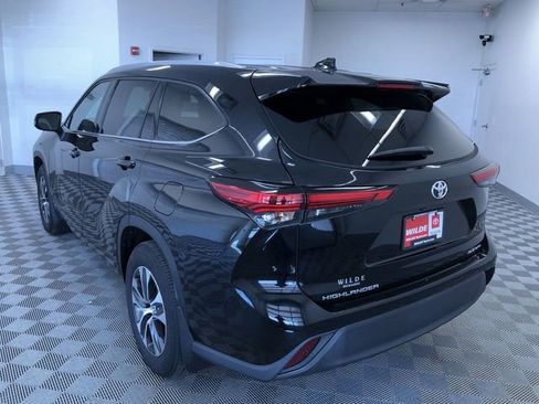 Used 2022 Toyota Highlander XLE AWD/4WD image 13