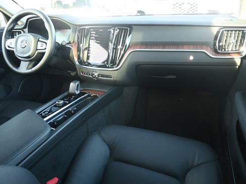 Used 2025 Volvo V60 B5 Cross Country Plus image 17