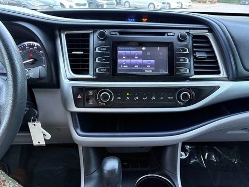 Used 2014 Toyota Highlander LE image 19