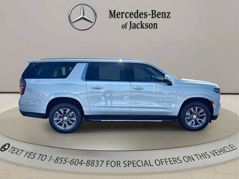 Used 2023 Chevrolet Suburban LT w/ Luxury Package RWD image 9