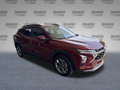 Used 2025 Chevrolet Trax LT w/ LT Convenience Package FWD image 2