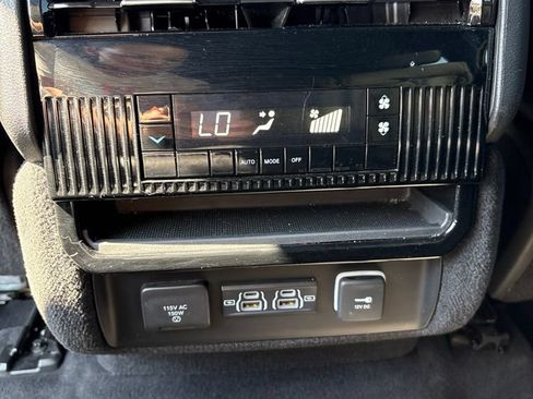 Used 2023 Jeep Wagoneer Series II AWD/4WD image 25