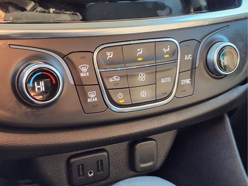 Used 2021 Chevrolet Traverse LS image 9