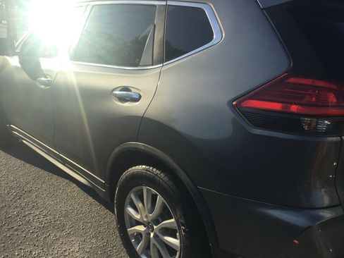 Used 2017 Nissan Rogue SV FWD image 3