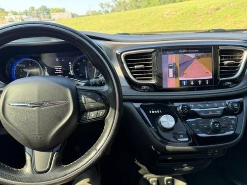 Used 2020 Chrysler Pacifica Limited w/ Advanced Safetytec Group FWD image 13