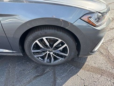 Used 2025 Volkswagen Jetta SE FWD image 21
