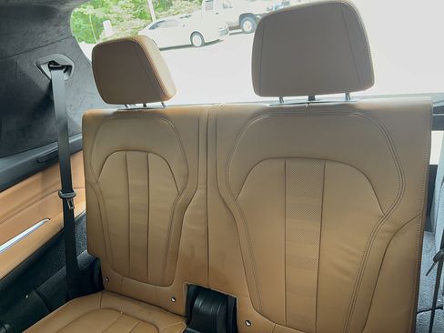 Used 2022 BMW X7 xDrive40i w/ M Sport Package AWD/4WD image 7