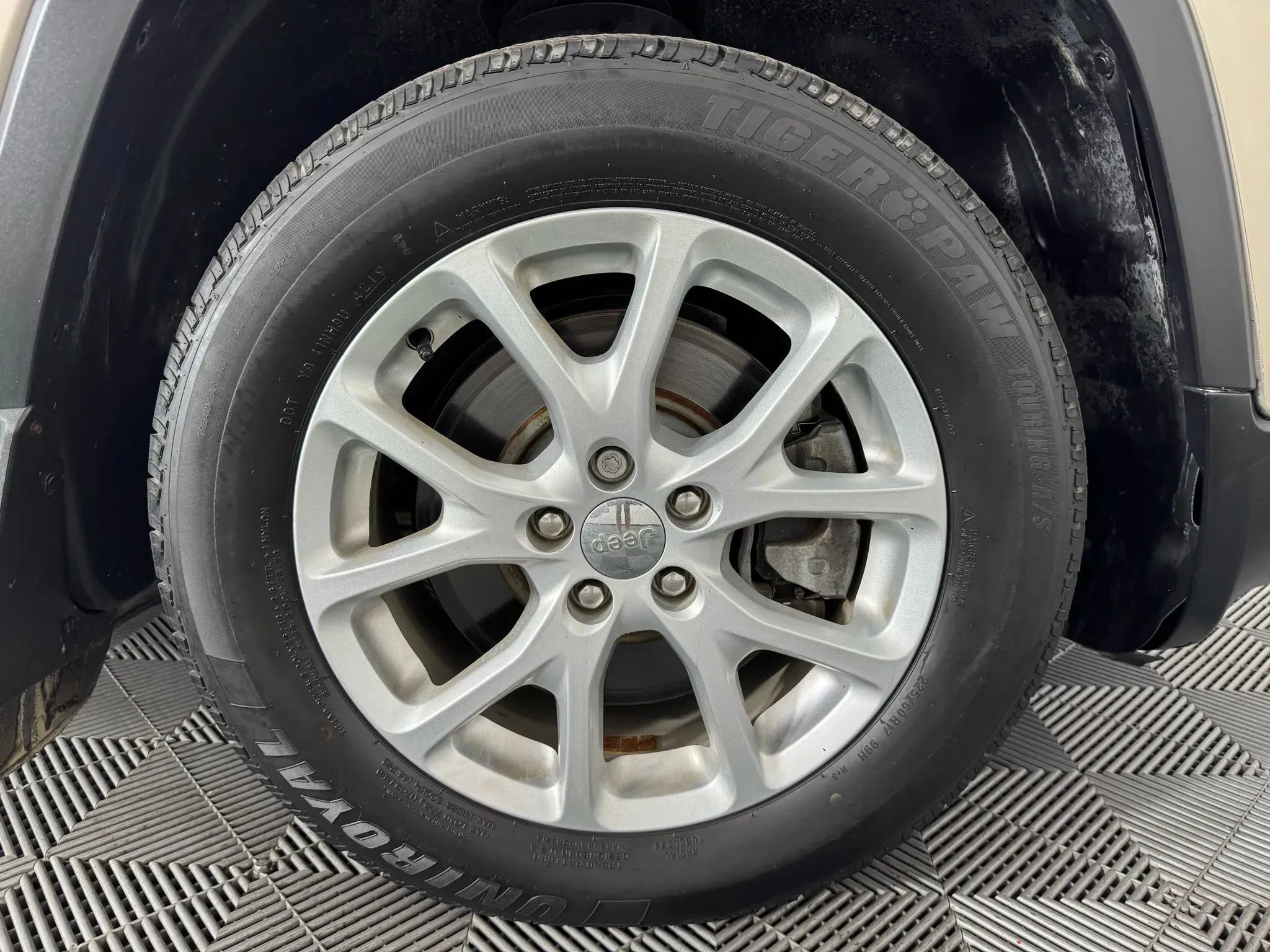 Used 2015 Jeep Cherokee Sport FWD image 41