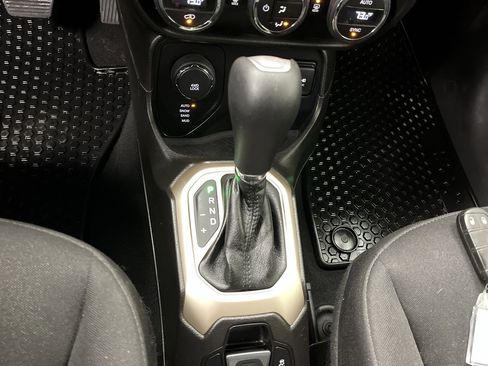 Used 2017 Jeep Renegade Latitude w/ Popular Equipment Group image 22