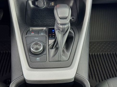 Used 2025 Toyota RAV4 XLE AWD/4WD image 35