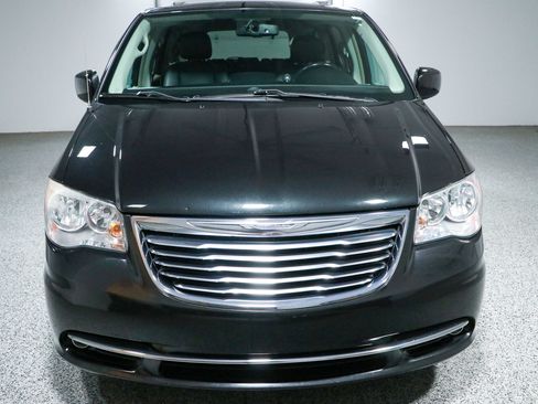 Used 2016 Chrysler Town & Country Touring FWD image 4