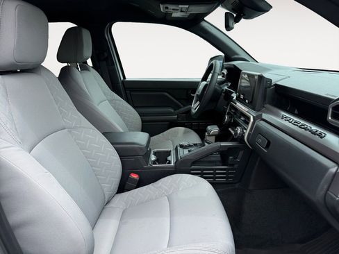 Used 2025 Toyota Tacoma SR5 AWD/4WD image 15