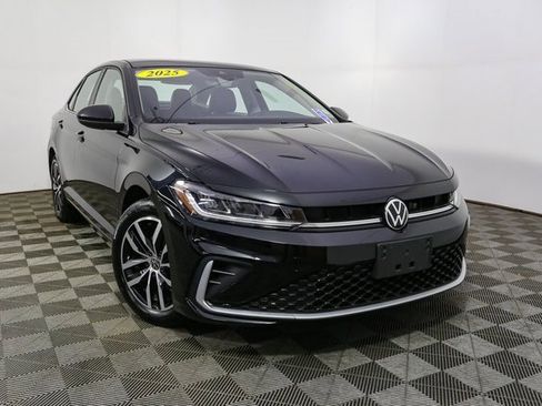 Used 2025 Volkswagen Jetta SE image 3
