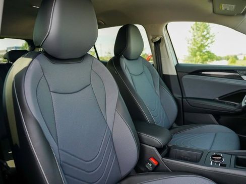 New 2025 Volkswagen Tiguan SE image 33