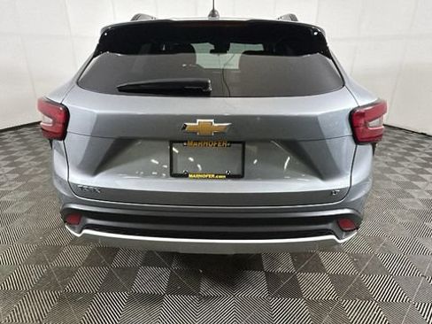 Used 2025 Chevrolet Trax LT FWD image 3