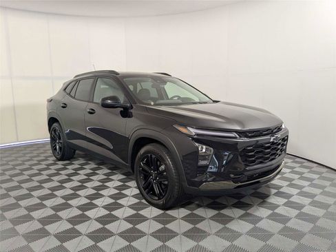 Used 2026 Chevrolet Trax ACTIV w/ Sunroof Package FWD image 3
