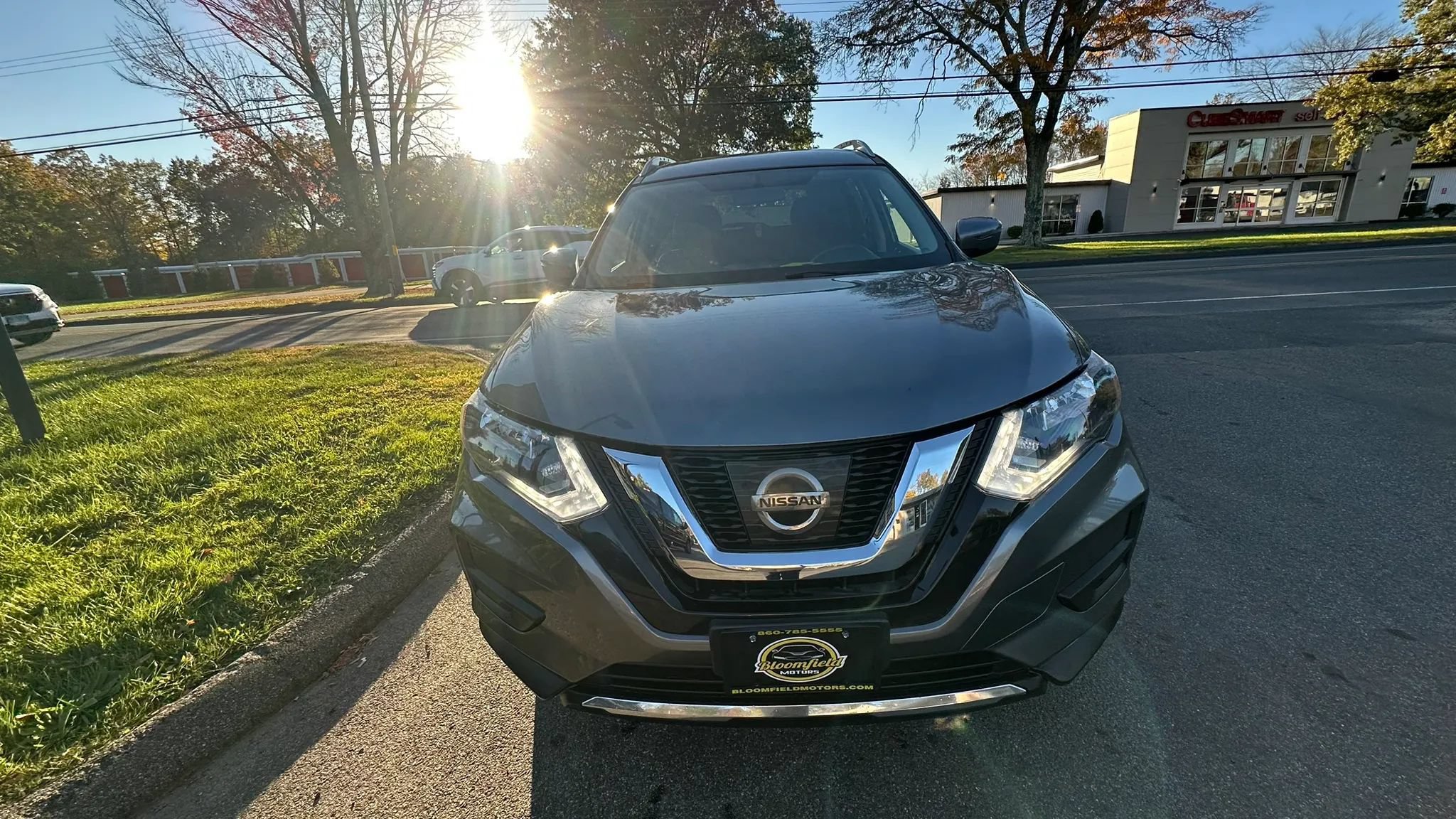 Used 2017 Nissan Rogue SV AWD/4WD image 2