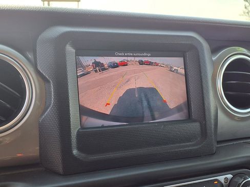 Used 2020 Jeep Wrangler Unlimited Sahara AWD/4WD image 7