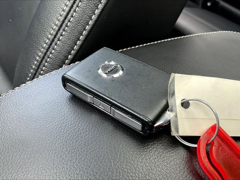 Used 2024 Volvo XC40 B5 Core image 14