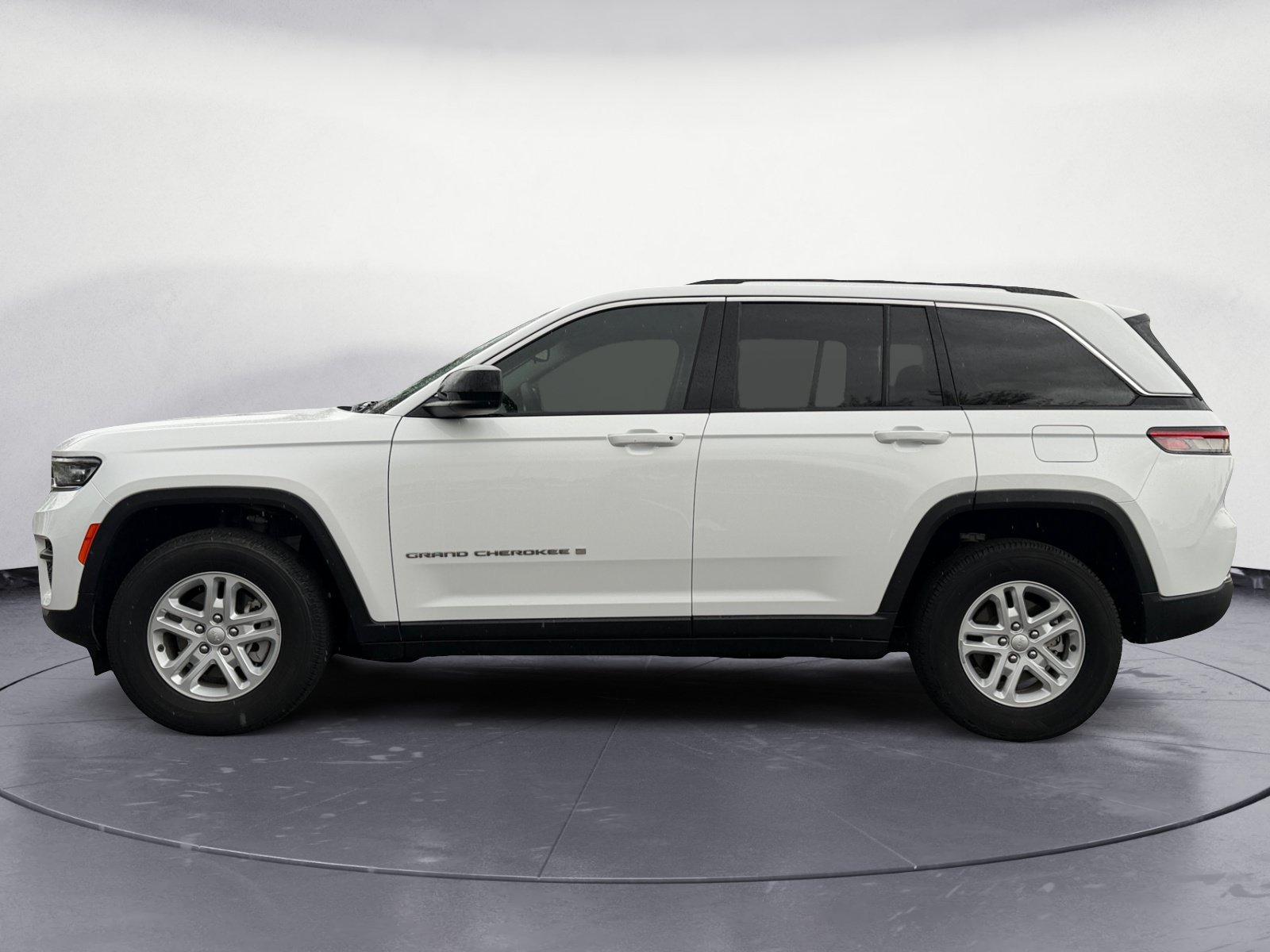 Used 2023 Jeep Grand Cherokee Laredo RWD image 3