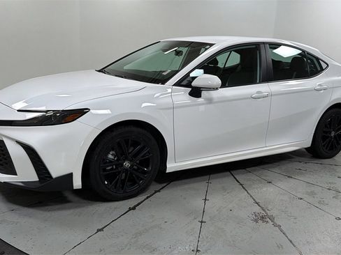 Used 2025 Toyota Camry SE image 1