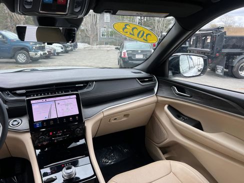 Used 2023 Jeep Grand Cherokee L Limited w/ Luxury Tech Group II AWD/4WD image 36