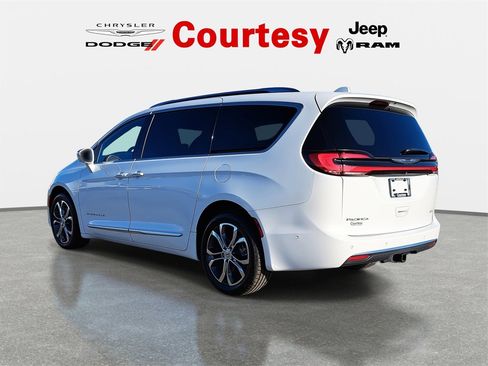 Used 2022 Chrysler Pacifica Pinnacle image 7