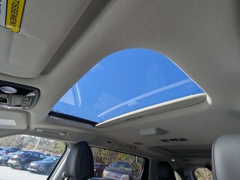 Used 2025 Kia Carnival SX image 24