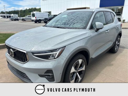 Used 2025 Volvo XC40 B5 Plus AWD/4WD image 1